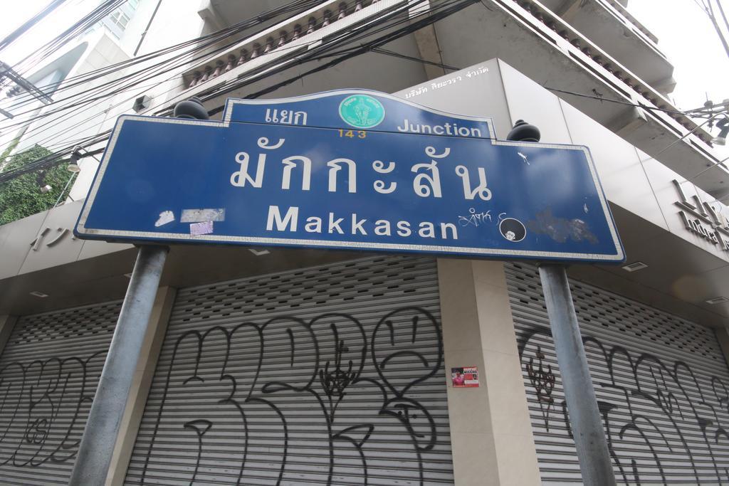Thai Cat Hostel Bangkok Exterior photo